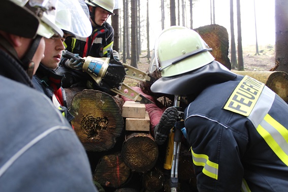 2019 06 10 technische Hilfe eingeklemmte Person unter Holzstapel