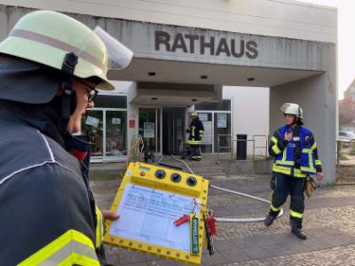 Großübung der Feuerwehr im Rüthener Rathaus