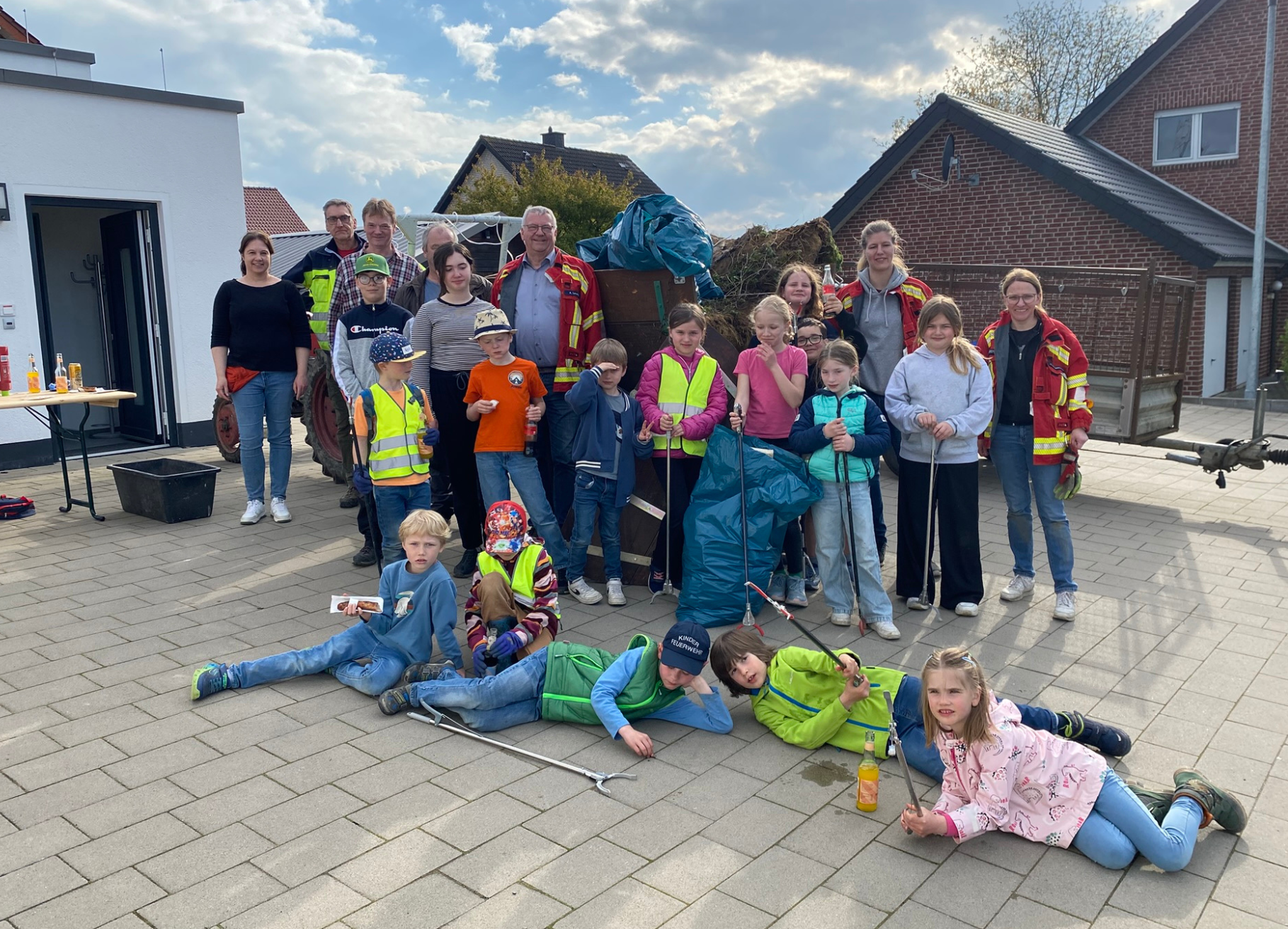 Kinderfeuerwehr und Heimatfreunde sammelten Müll